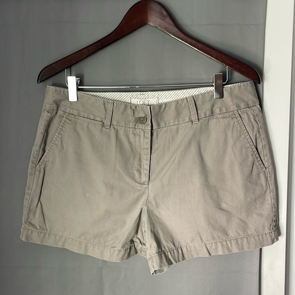 Grey women’s Ann Taylor Loft chino khaki shorts size 6 - Picture 1 of 3
